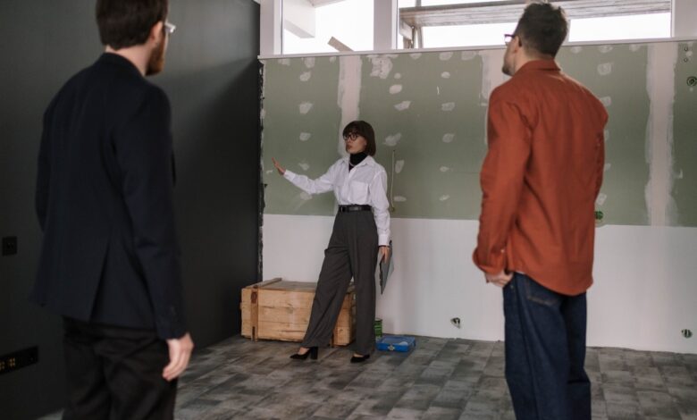 woman-discussing-a-building-project-with-colleagues