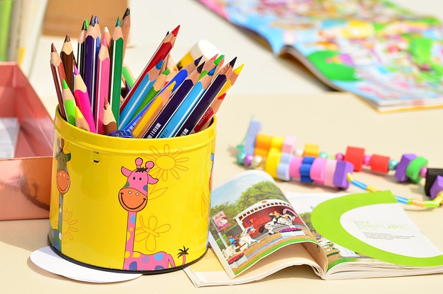 colored-pencils-pen-box-to-paint