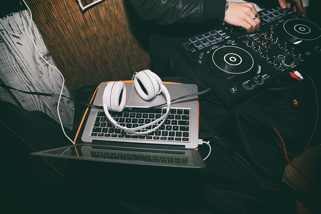 headphones-laptop-dj-music